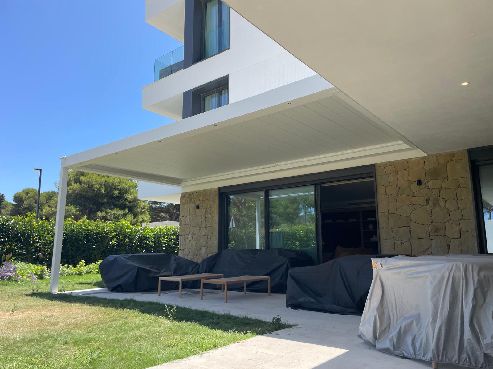 Pérgola bioclimática de lamas orientables